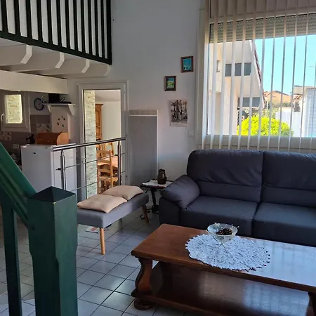 בית נופש Patio A 200 M De La A קפברטון